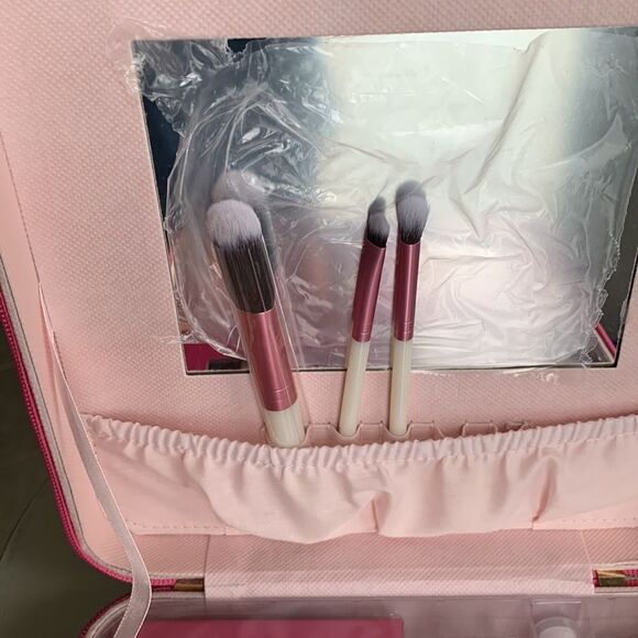 Ultra beauty makeup collection with beautiful zippered case - Picture 3 of 8